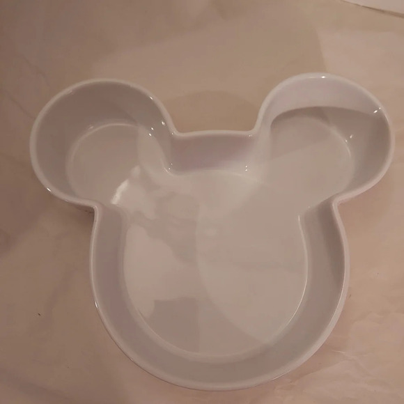 Disney White & Black Mickey Mouse Casserole Dish with Lid Snowflake Design - Picture 3 of 10